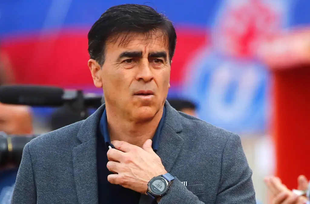 En Colo-Colo siguen buscando al reemplazante de Gustavo Quinteros.