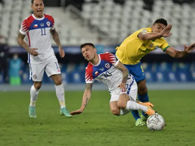[Vídeo] ¿Penal o balón? La falta de Brasil sobre Charles Aránguiz