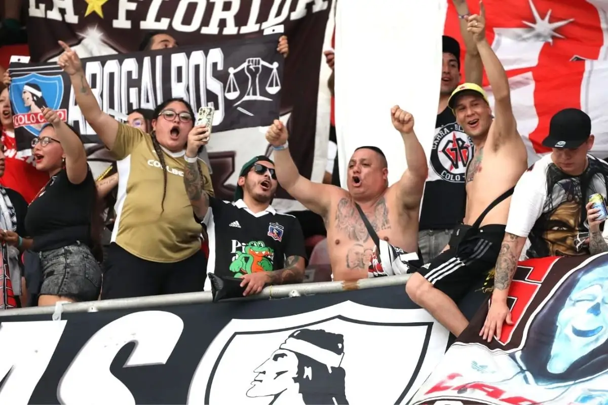 Hinchas esperan el arribo de Colo-Colo.