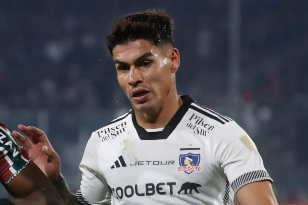 Primer plano a Erick Wiemberg con camiseta de Colo-Colo
