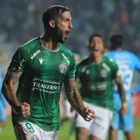 Gonzalo Sosa pone la pelota al piso y le responde a los hinchas que lo piden en Colo-Colo