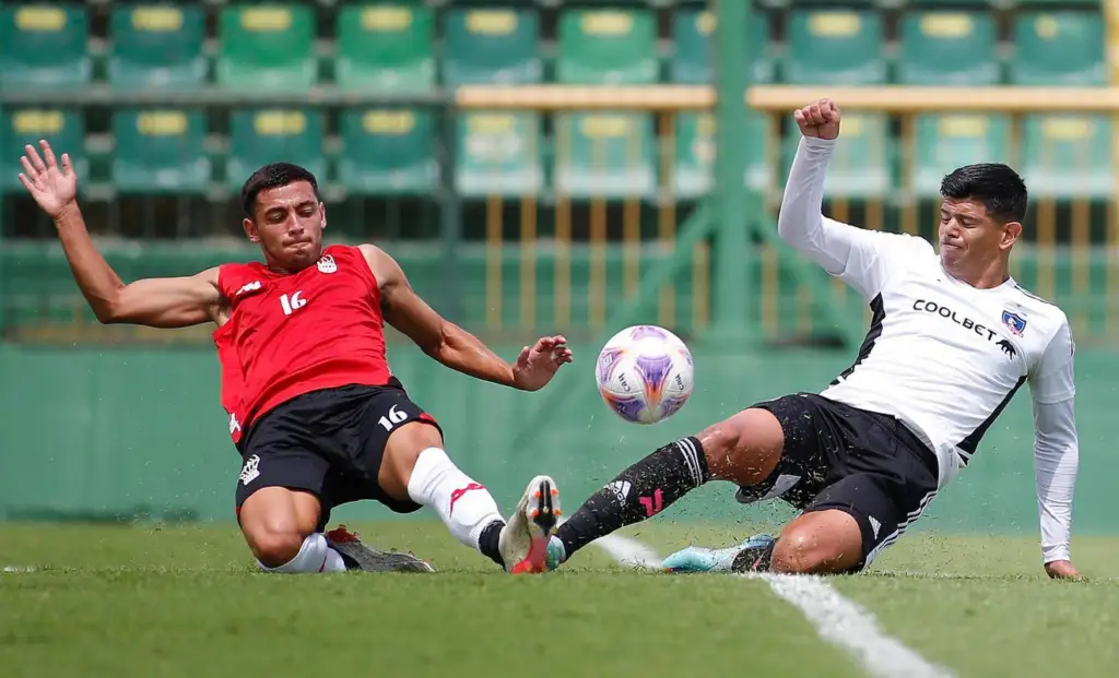 Colo-Colo enfrentando a Huracán en partido amistoso.
