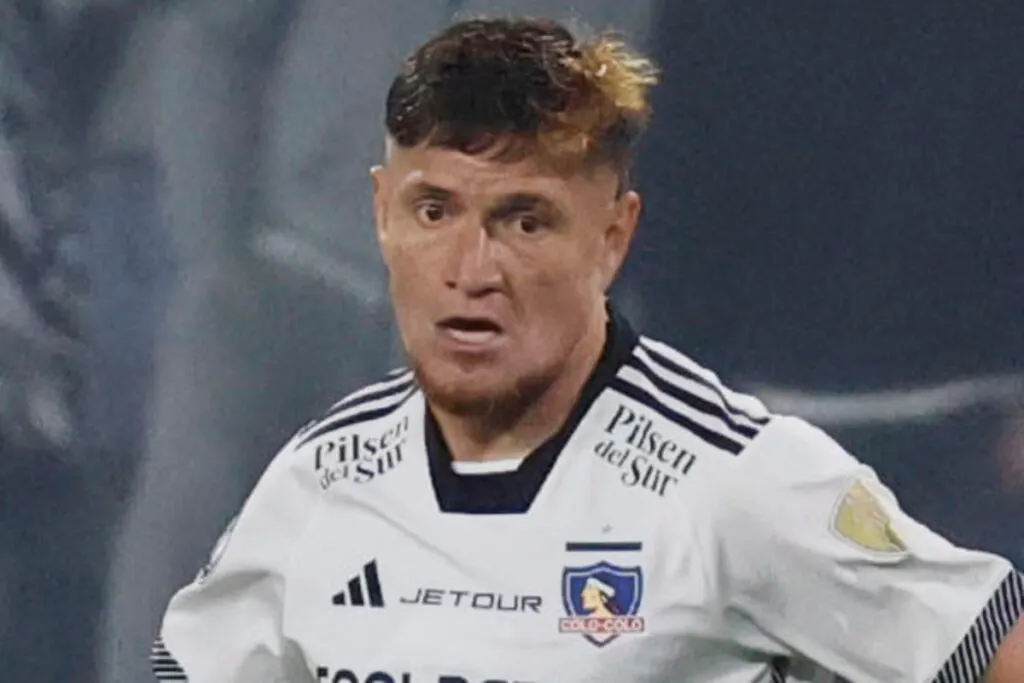 Primer plano de Leonardo Gil con la camiseta de Colo-Colo.