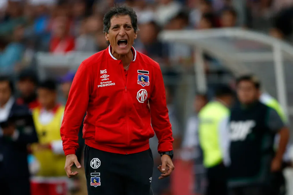 Futbol, Curico Unido vs Colo Colo.
Quinta fecha, campeonato Nacional 2020.
El entrenador de Colo Colo Mario Salas da instrucciones a sus jugadores durante el partido de primera division contra Curico Unido disputado en el estadio La Granja de Curico, Chile.
24/02/2020
Andres Pina/Photosport

Football, Curico Unido vs Colo Colo.
Fifth date, National Championship 2020
Colo Colo's manager Mario Salas instructs his players during the first division match against Curico Unido held at the La Granja stadium in Curico, Chile.
24/02/2020
Andres Pina/Photosport