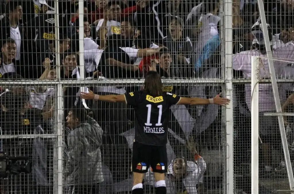 Ezequiel Miralles celebrando el 2-1 a favor de Colo-Colo en el triunfo frente a Santos.