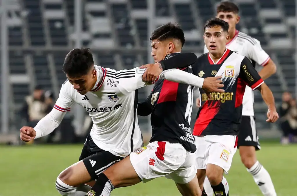 Damián Pizarro disputando un balón en el encuentro ante Curicó Unido de la primera rueda del 2023.