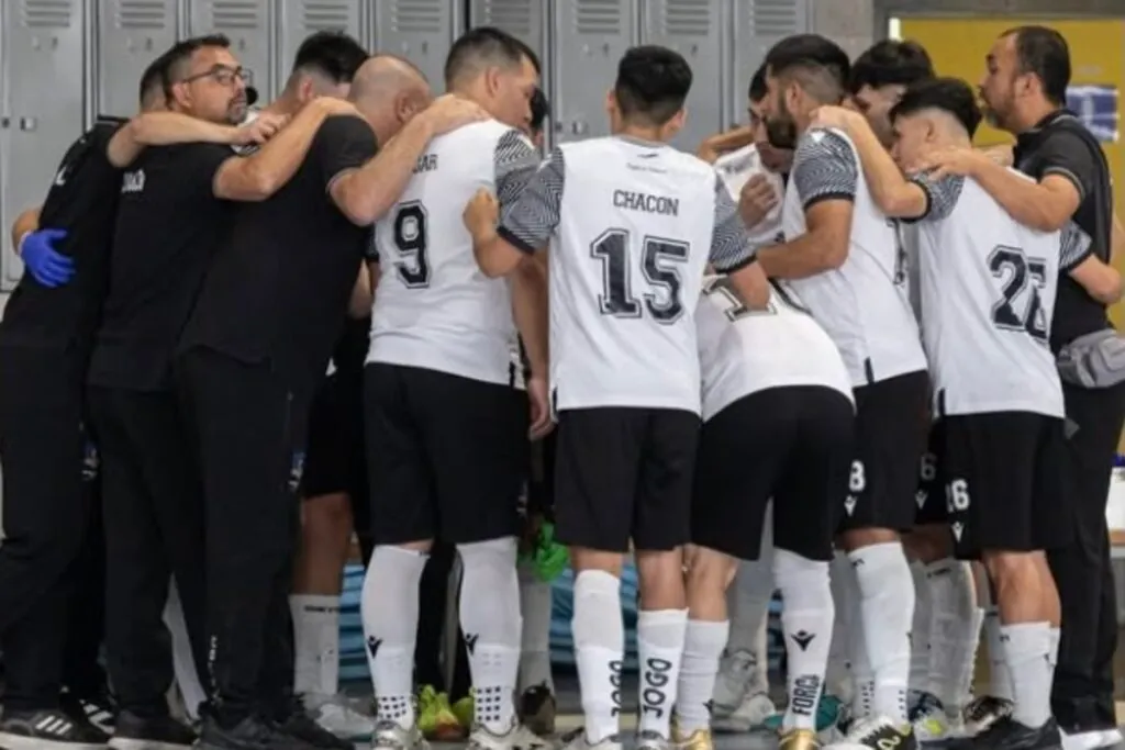 Los jugadores de Colo-Colo futsal se abraza celebrando.