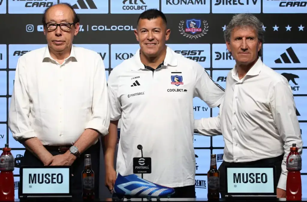 Alfredo Stöhwing, Jorge Almirón y Daniel Morón durante la presentación de Almirón.