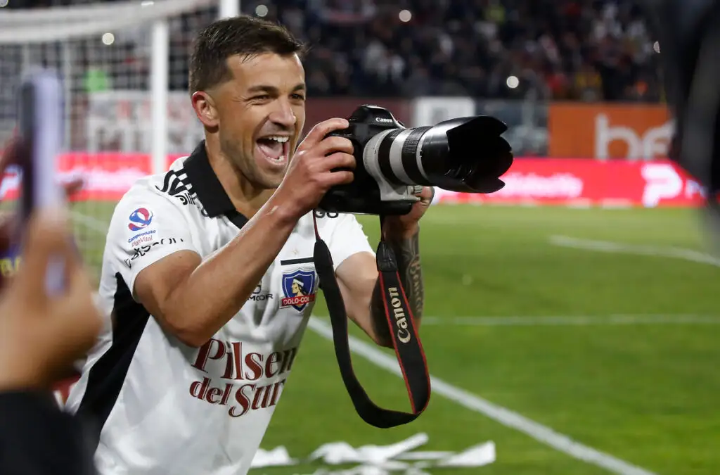 Gabriel Costa celebrando un gol con la camiseta de Colo-Colo.