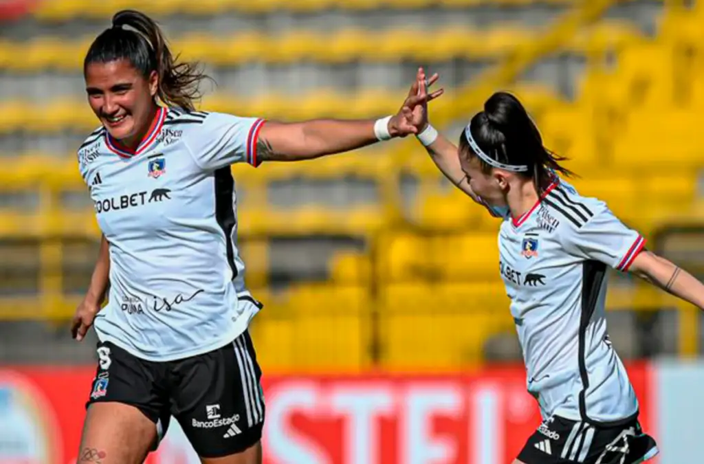 María José Urrutia (a la izquierda) podría salir de Colo-Colo.