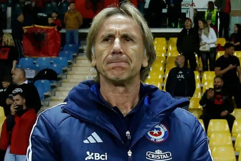 Primer plano de Ricardo Gareca con indumentaria de La Roja.