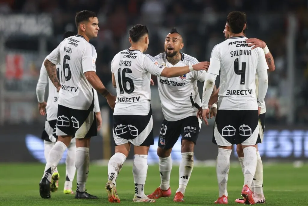Jugadores de Colo-Colo durante un partido en el Estadio Monumental.