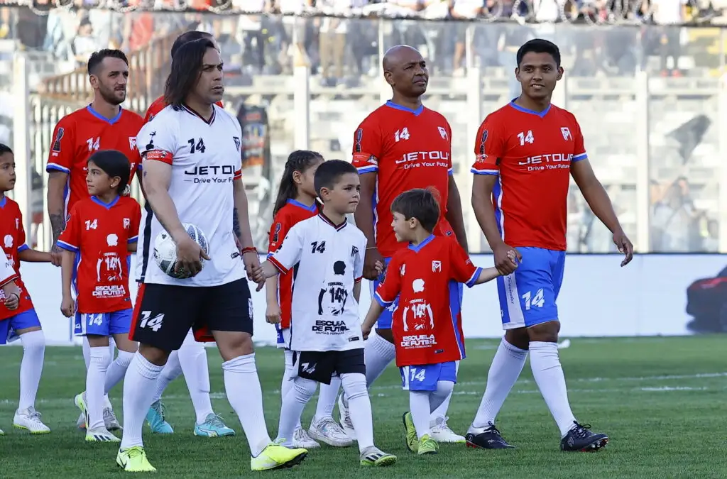 Marcos Senna (segundo de rojo de derecha a izquierda) estuvo presente en la despedida de Matías Fernández.