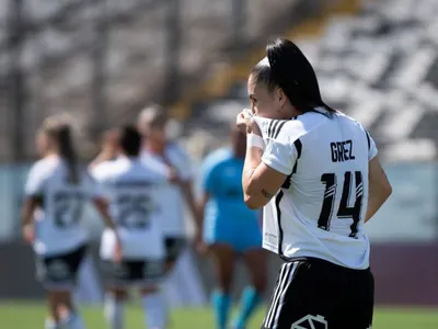 Javiera Grez increpa a hinchas de Colo-Colo que causaban desmanes en el Estadio Monumental