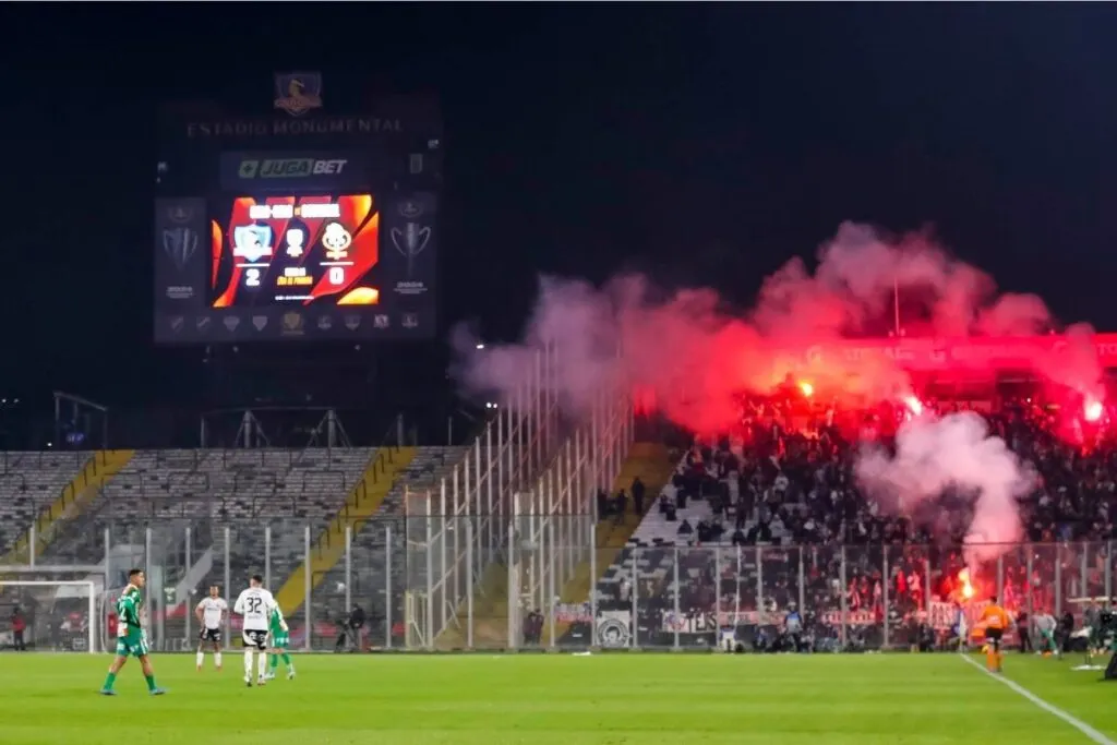 Informe arbitral del Colo-Colo vs Cobresal denuncia bengalas en el Estadio Monumental