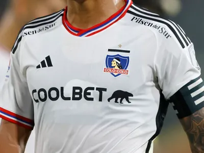 ¡Éxito total! Se reveló en cuánto se vendió cada camiseta de Colo-Colo en subasta solidaria