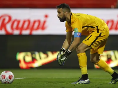 Claudio Bravo da luces de un posible retorno a Colo-Colo