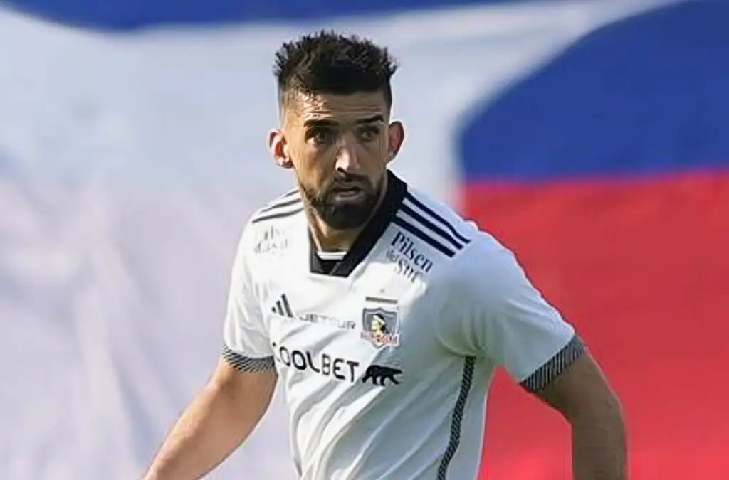Emiliano Amor con camiseta de Colo-Colo.
