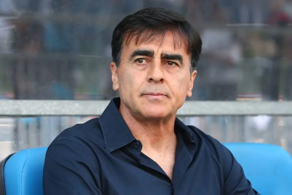 Primer plano a Gustavo Quinteros con camisa durante su paso por Colo-Colo.