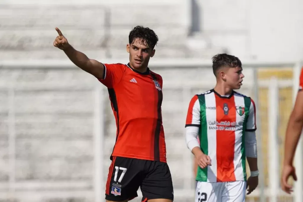Bautista Giannoni celebrando su primer gol con la camiseta de Colo-Colo.