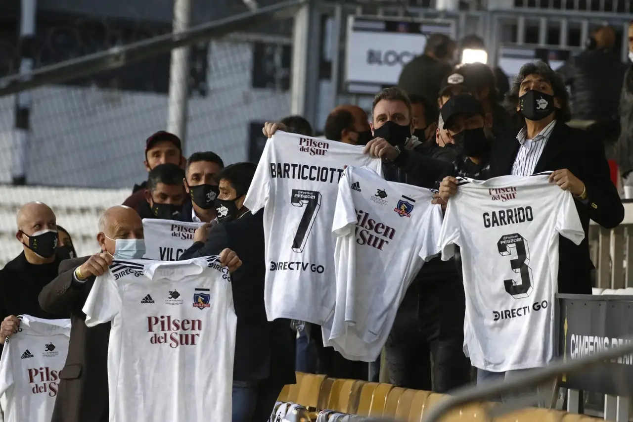 Futbol, Colo Colo vs Deportes La Serena Fecha 10, campeonato Nacional 2021. Los ex jugadores de Colo Colo son fotografiado durante el partido de primera division contra Deportes La Serena disputado en el estadio Monumental en Santiago, Chile. 06/06/2021 Javier Salvo/Photosport Football, Colo Colo vs Deportes La Serena Tenth date, 2021 National Championship. Colo Colo’s explayer they are pictured during the first division match against Deportes La Serena during the first division match held at the Monumental stadium in Santiago, Chile. 06/06/2021 Javier Salvo/Photosport