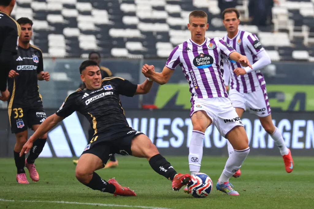 Futbol, Colo Colo vs Real Valladolid.
Partido amistoso 2025.
El jugador de Colo Colo Nicolas Garrido, izquierda, disputa el balon con la defensa de Real Valladolid durante un partido amistoso realizado para conmemorar el centenerario del equipo chileno en el estadio Monumental de Santiago, Chile.
26/07/2025
Dragomir Yankovic/Photosport

Football, Colo Colo vs Real Valladolid
Friendly match 2025.
Colo Colo player Nicolás Suárez, left, vies for the ball against Real ValladolidÕs defense during a friendly match to commemorate the Chilean clubÕs centenary at the Monumental stadium in Santiago, Chile.
26/07/2025
Dragomir Yankovic/Photosport