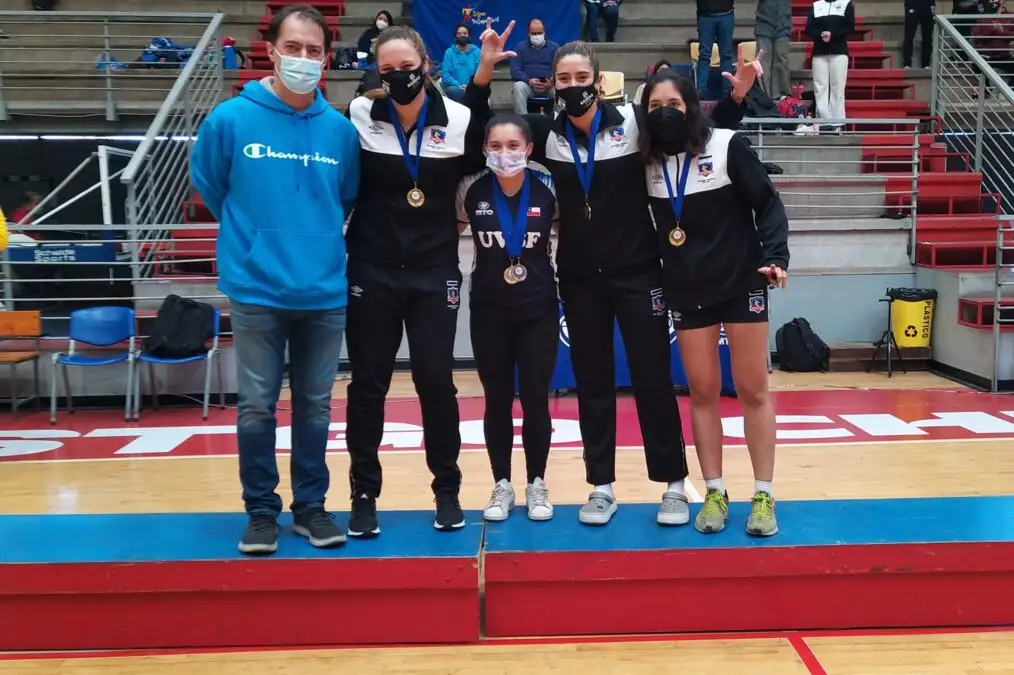 Valentina González, Paula Vallejos y Karen Morales, quienes fueron premiadas como mejor armadora, mejor ataque y jugadora valiosa, respectivamente.