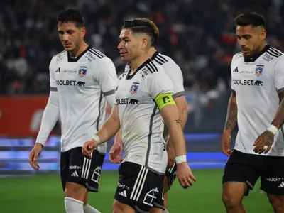 «No te conecta ni un enchufe»: Las duras críticas que recibió jugador de Colo-Colo por parte de los hinchas