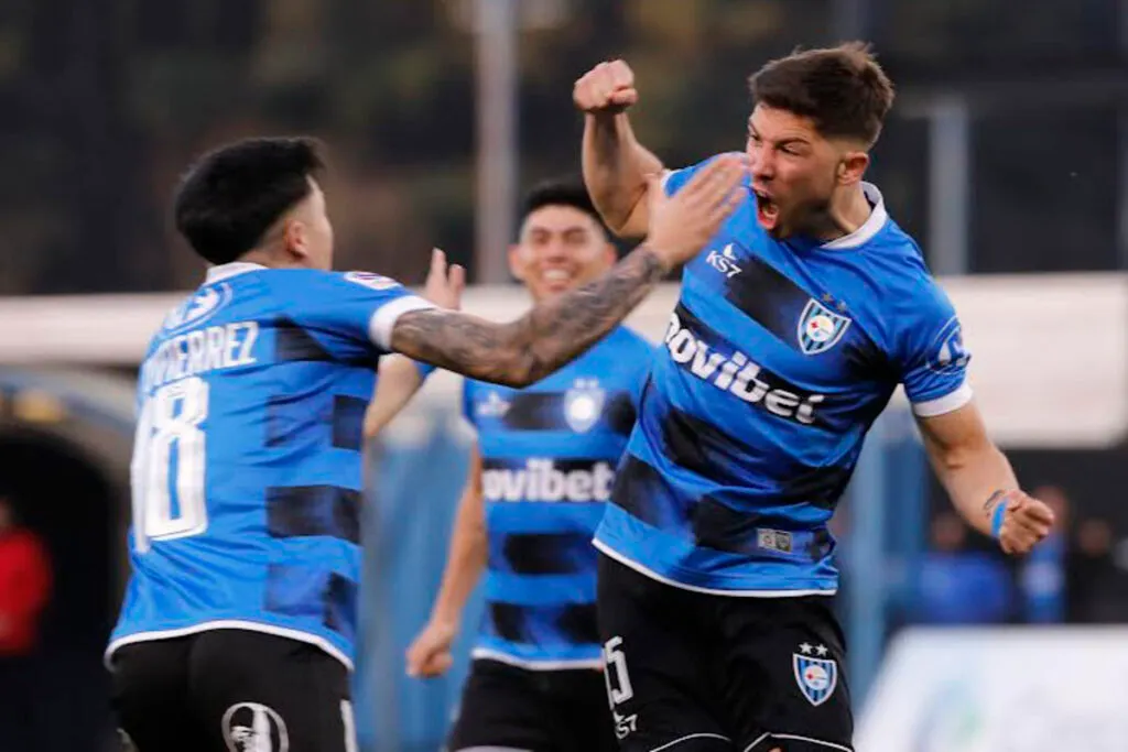 Felipe Loyola celebrando eufórico junto a sus compañeros un gol con la camiseta de Huachipato.