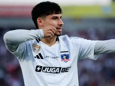 ¿Renovará? Revelan que Colo-Colo definió el futuro de Alexander Oroz ante el fin de su contrato
