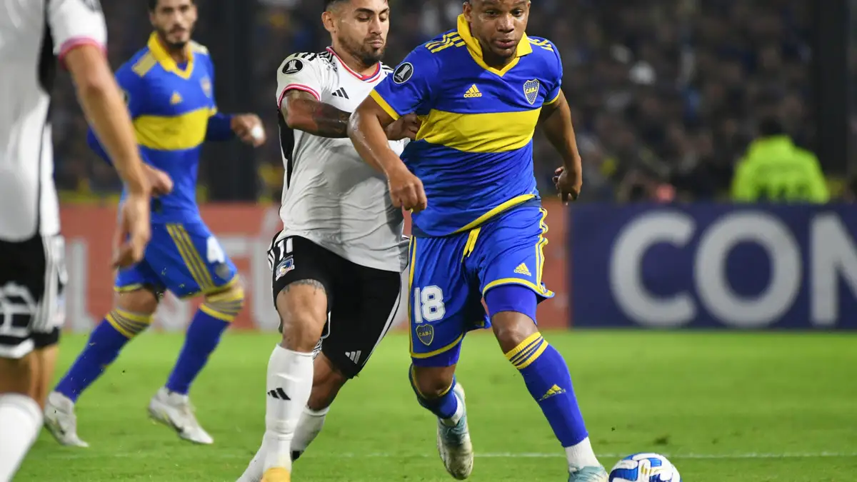 Marcos Bolados disputando un balón en la derrota 0-1 de Colo-Colo ante Boca Juniors en el Estadio La Bombonera, válido por la fase de grupos de la Copa Libertadores 2023.
