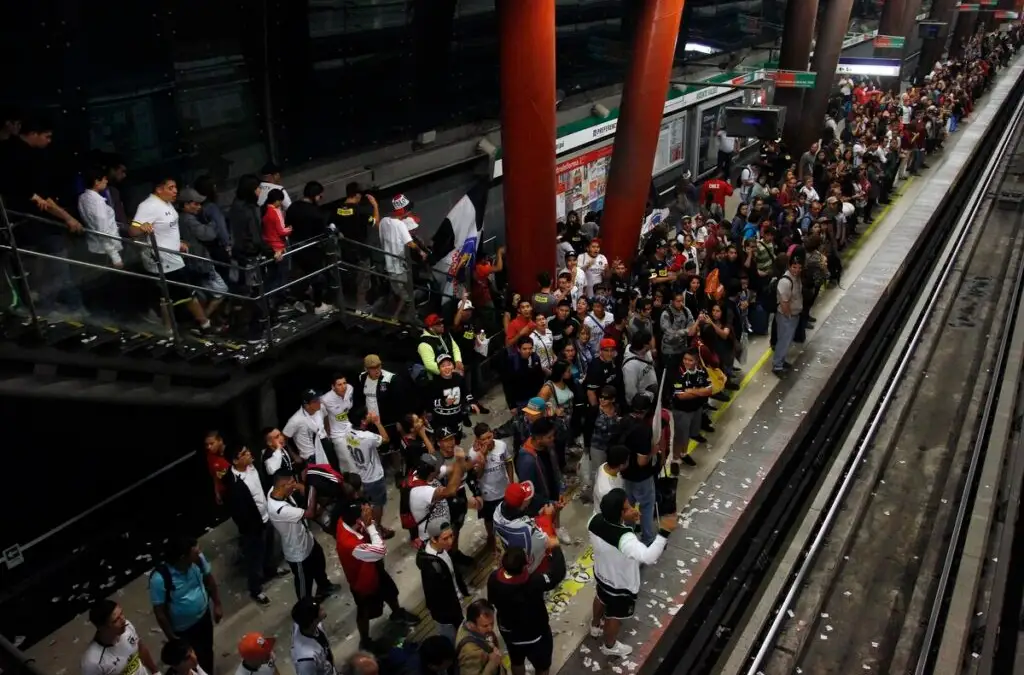 Los hinchas celebran la alianza de Colo-Colo con Metro de Santiago.