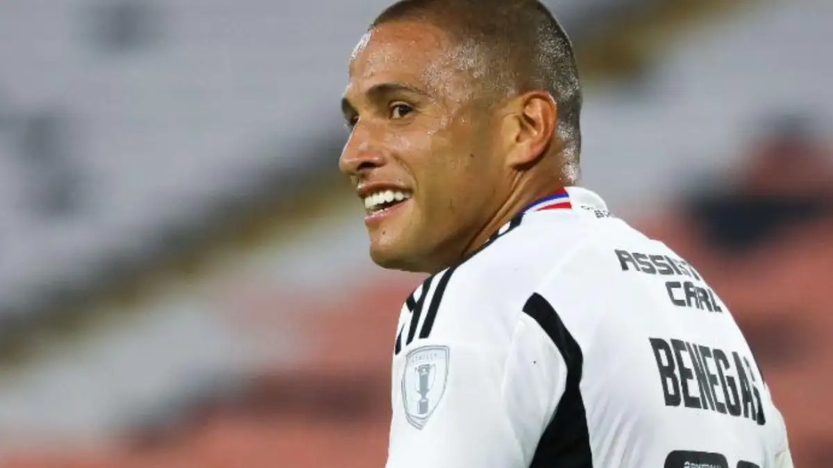 Leandro Benegas con camiseta de Colo-Colo.