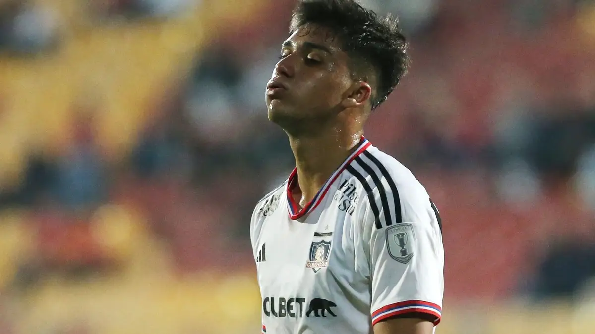 Primer plano de Damián Pizarro suspirando en partido de Colo Colo