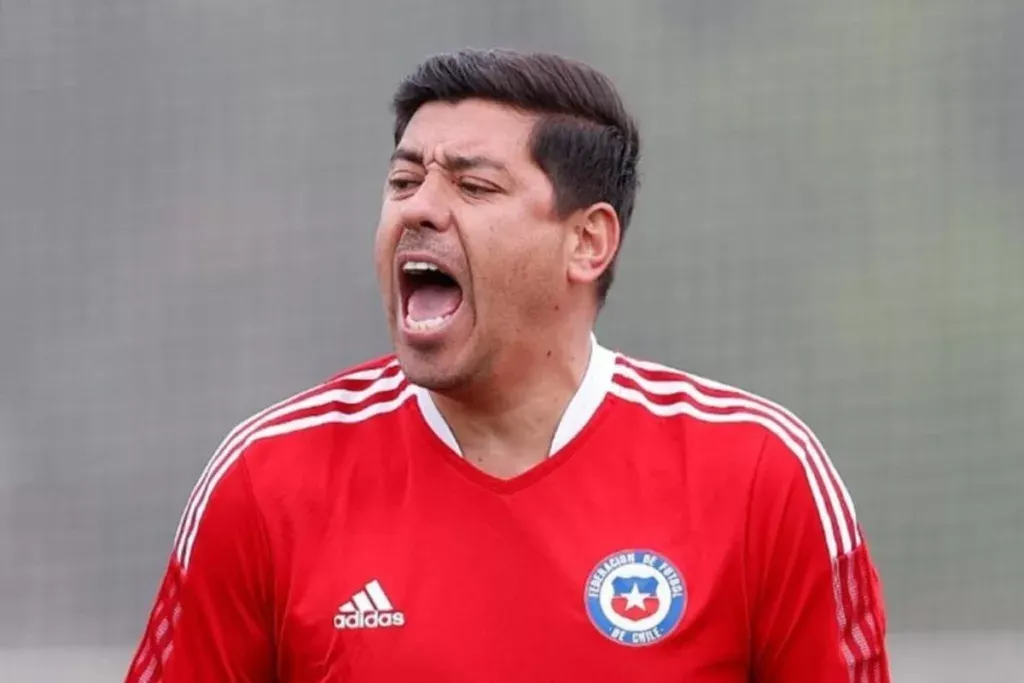 Primer plano a Nicolás Córdova dando instrucciones con undumentaria de la Selección Chilena