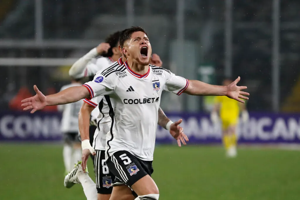 Leonardo Gil celebrando un gol.