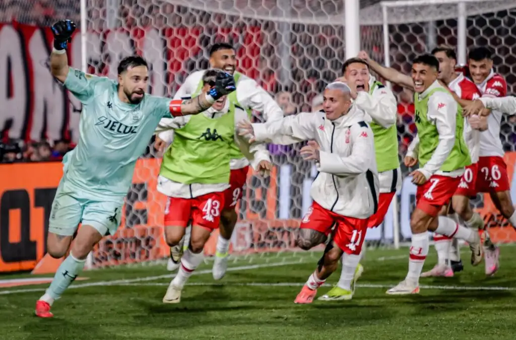 Huracán dejó en el camino a Independiente y va por el título de la Primera División de Argentina.