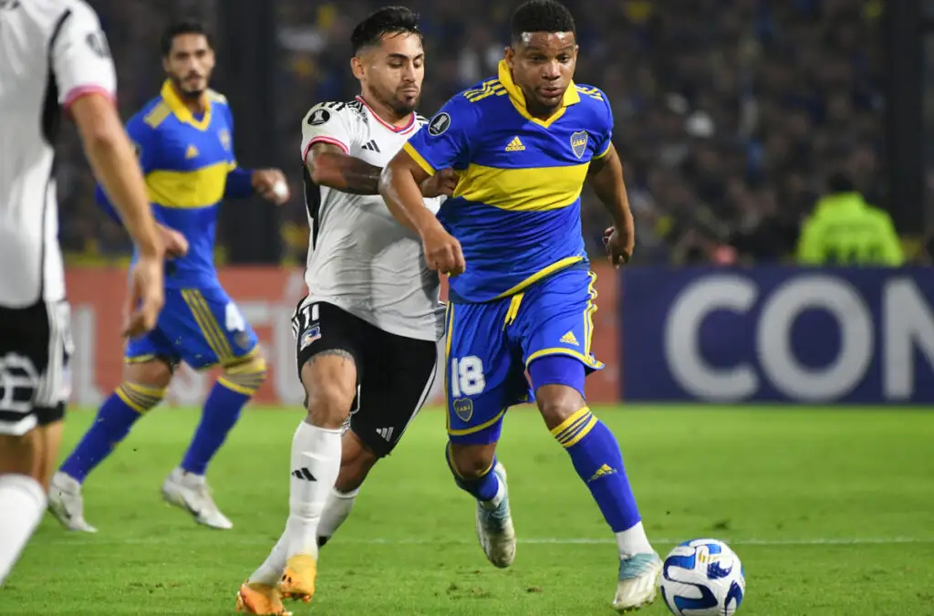 Marcos Bolados disputando un balón en la derrota 0-1 de Colo-Colo ante Boca Juniors en el Estadio La Bombonera, válido por la fase de grupos de la Copa Libertadores 2023.