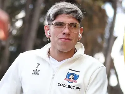 Hinchas se debaten entre dos futbolistas como reemplazantes de Carlos Palacios en Colo-Colo