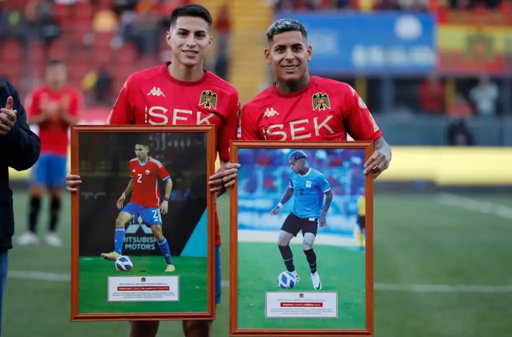 Jonathan Villagra y Rodrigo Piñeiro recibiendo un reconocimiento con Unión Española.