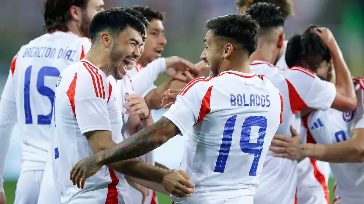 Jugadores de La Roja celebrando un gol.