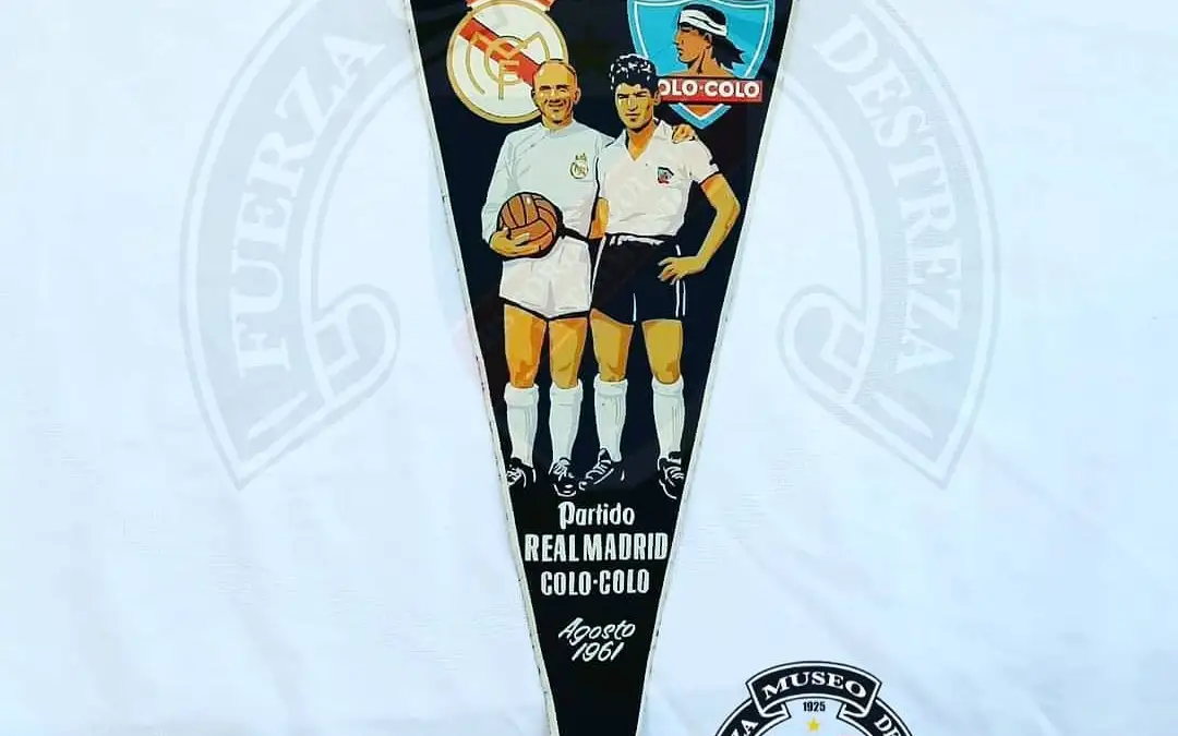 Alfredo Di Estefano y Jorge Toro en banderín del encuentro Colo Colo vs Real Madrid 1961.       Cortesía de: Museo Fuerza y Destreza