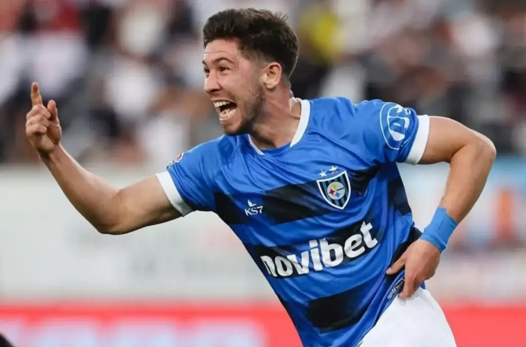 Felipe Loyola celebrando un gol con Huachipato, donde fue campeón el 2023.