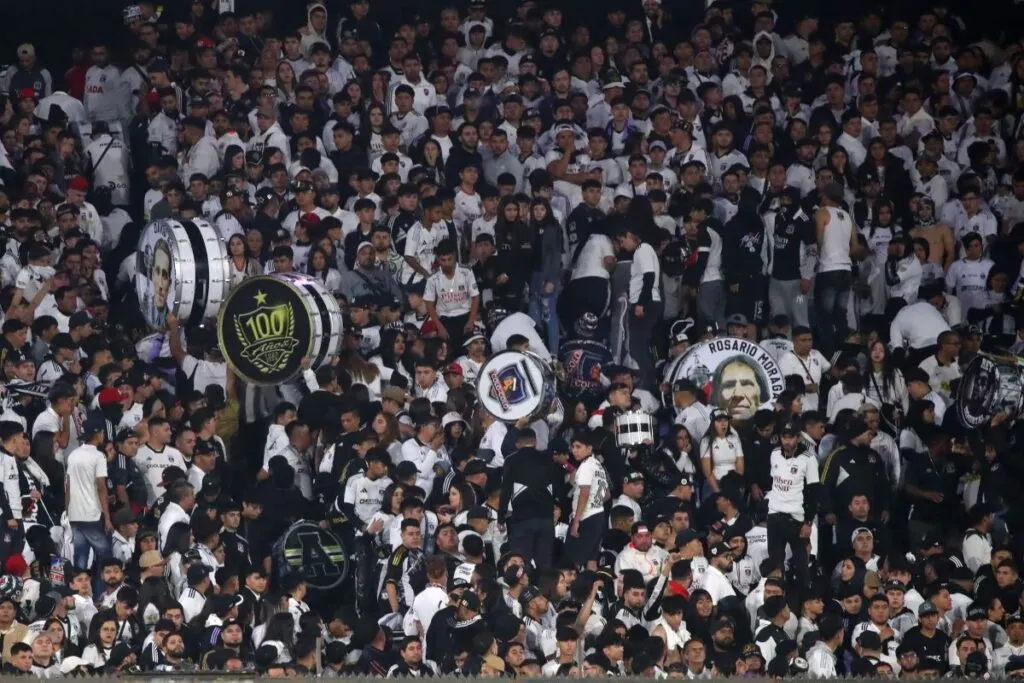 Hinchada de Colo-Colo en el Estadio Monumental.