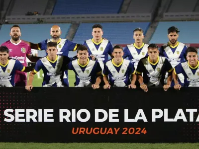 «Entraría calado»: Hinchas de Colo-Colo alucinan con jugador de Rosario Central y piden su fichaje