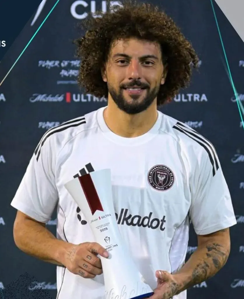 Maximiliano Falcón siendo premiado como el MVP del triunfo de Inter Miami.