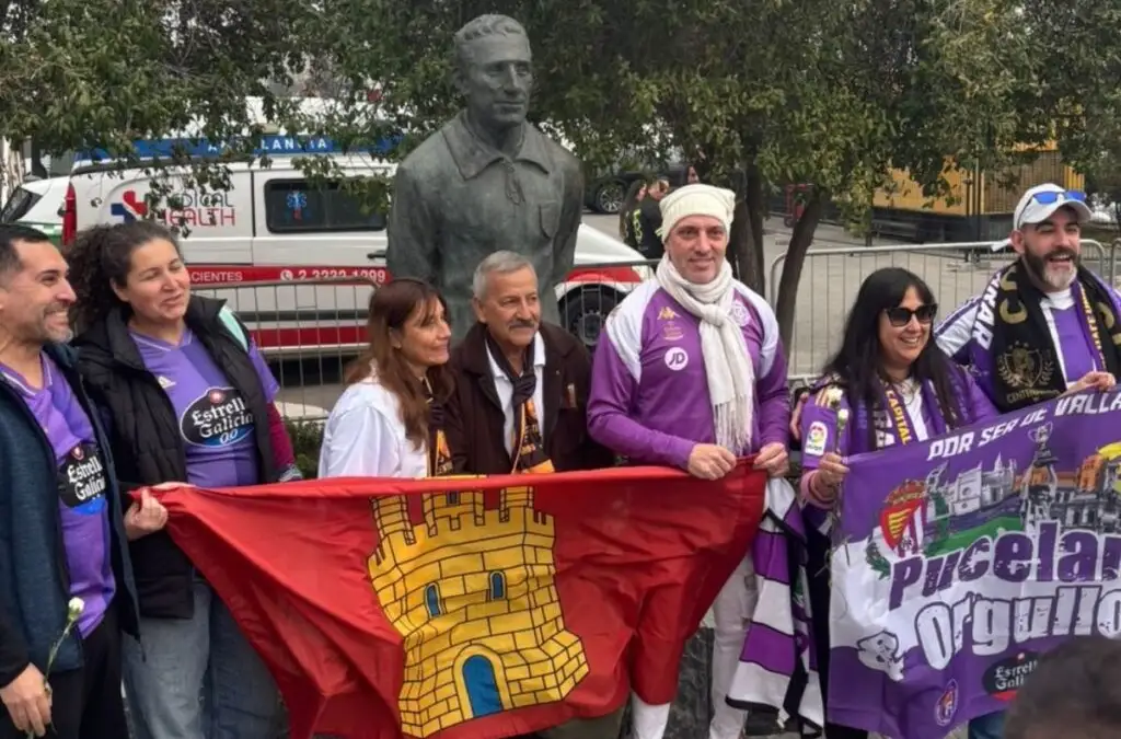Hinchas homenajean al David Arellano en el Estadio Monumental.