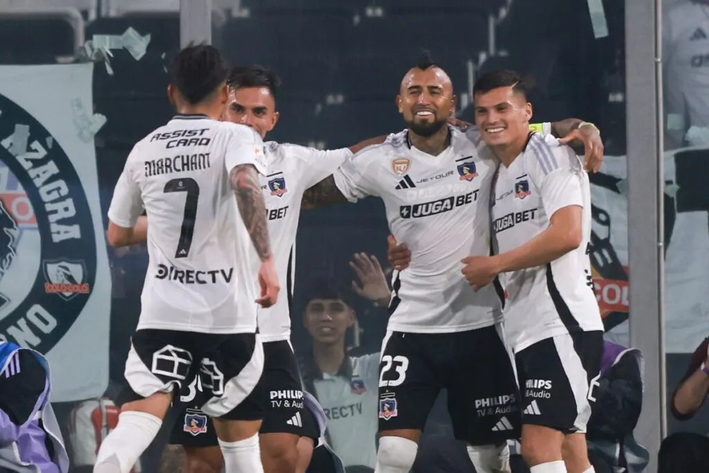 Jugadores de Colo-Colo celebran un gol.