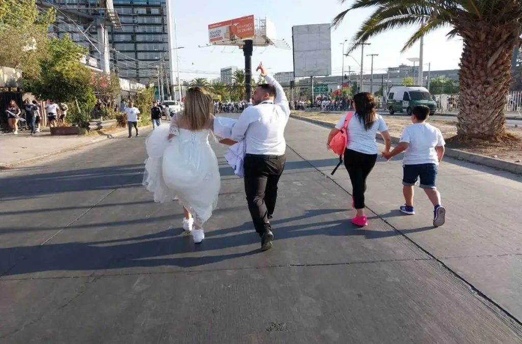 Pareja de recién casados llegó al Estadio Monumental a presenciar el duelo ante Ñublense.