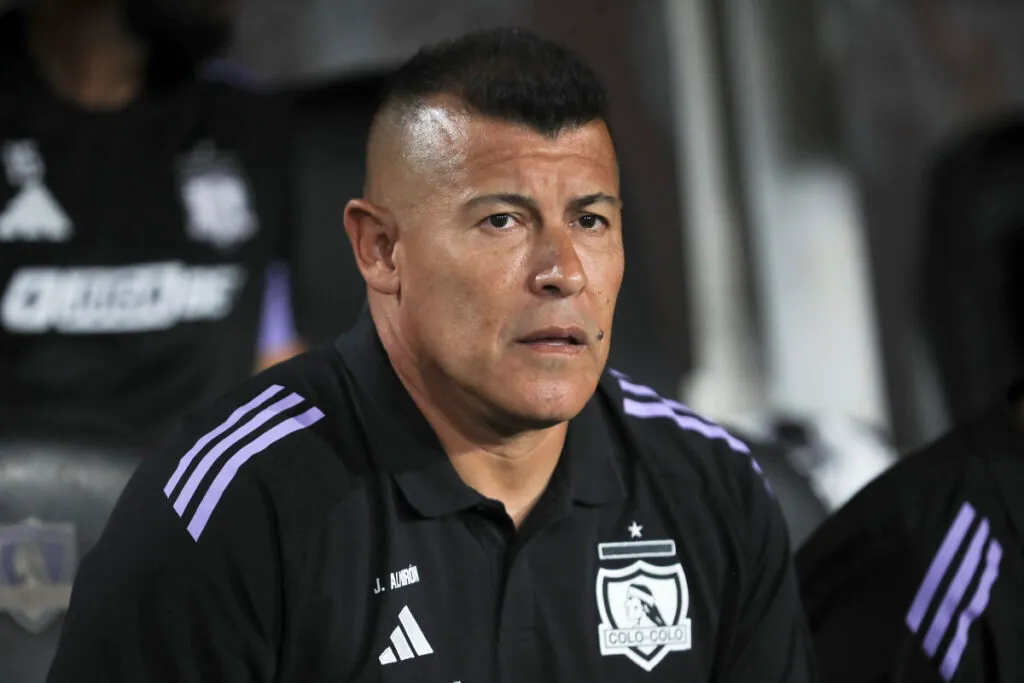 Primer plano de Jorge Almirón vistiendo indumentaria de Colo-Colo.